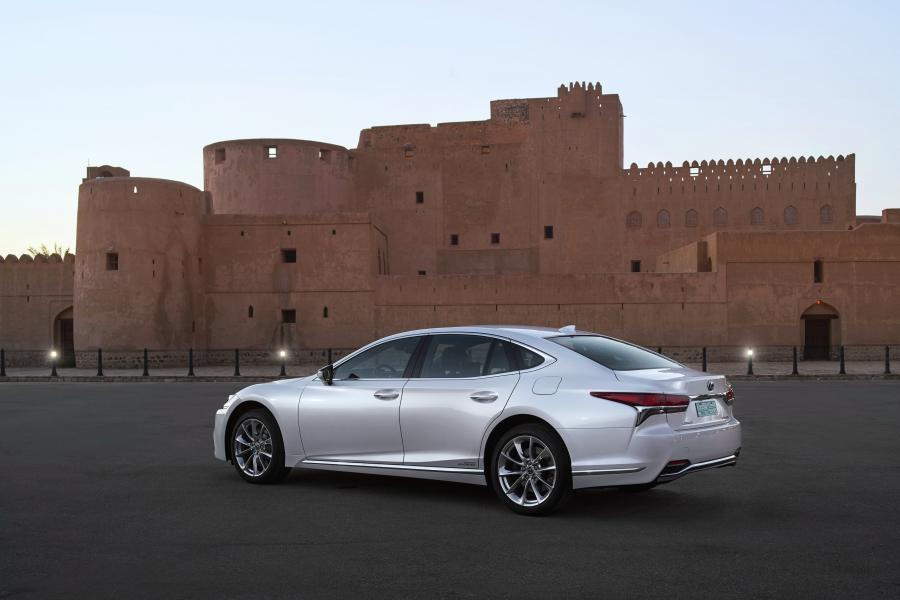  Lexus LS500h AWD 2017 года  (WW) (фото 16 из 40)